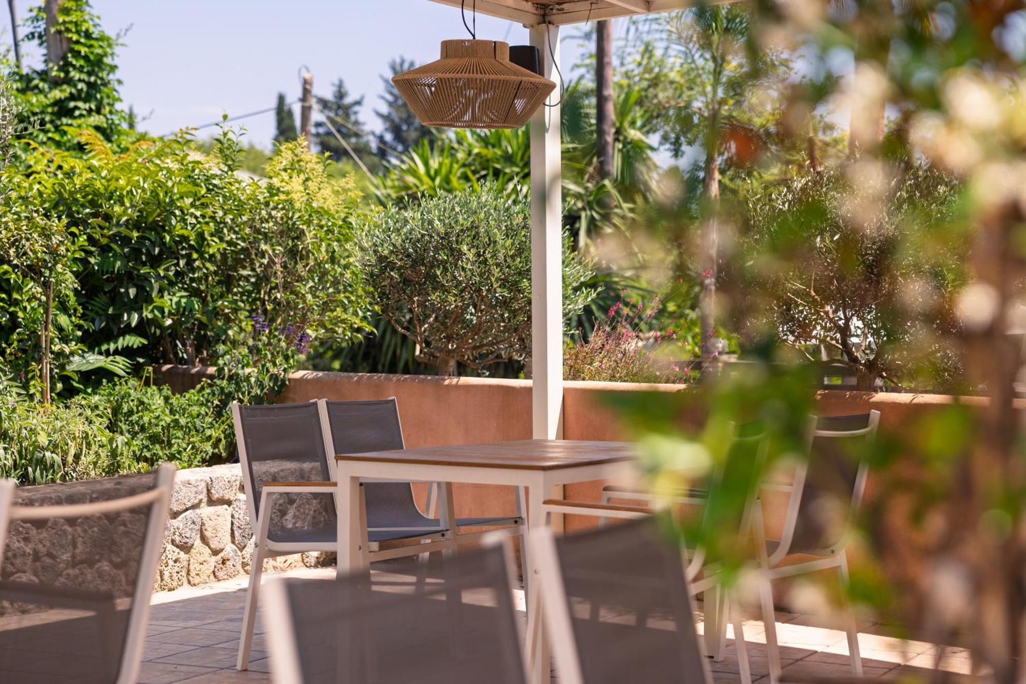 Dominoes Corfu Aparthotel 3*